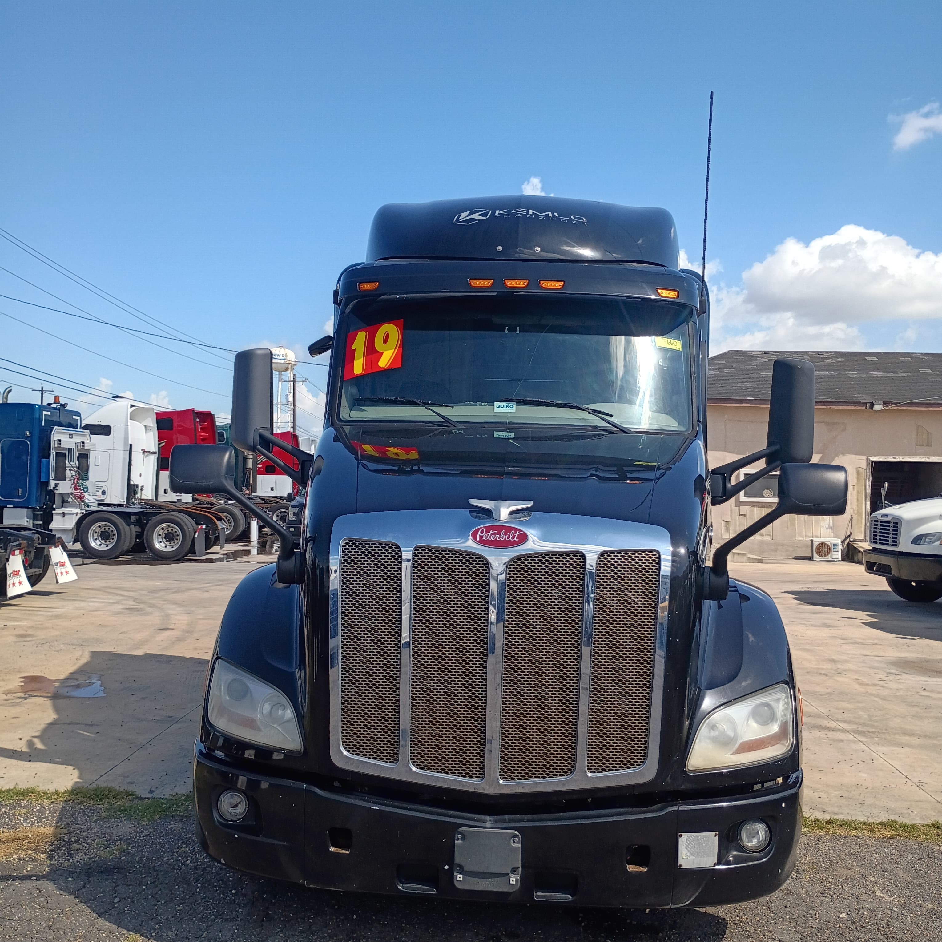 2019 Peterbilt 579 Sleeper front grille head-on