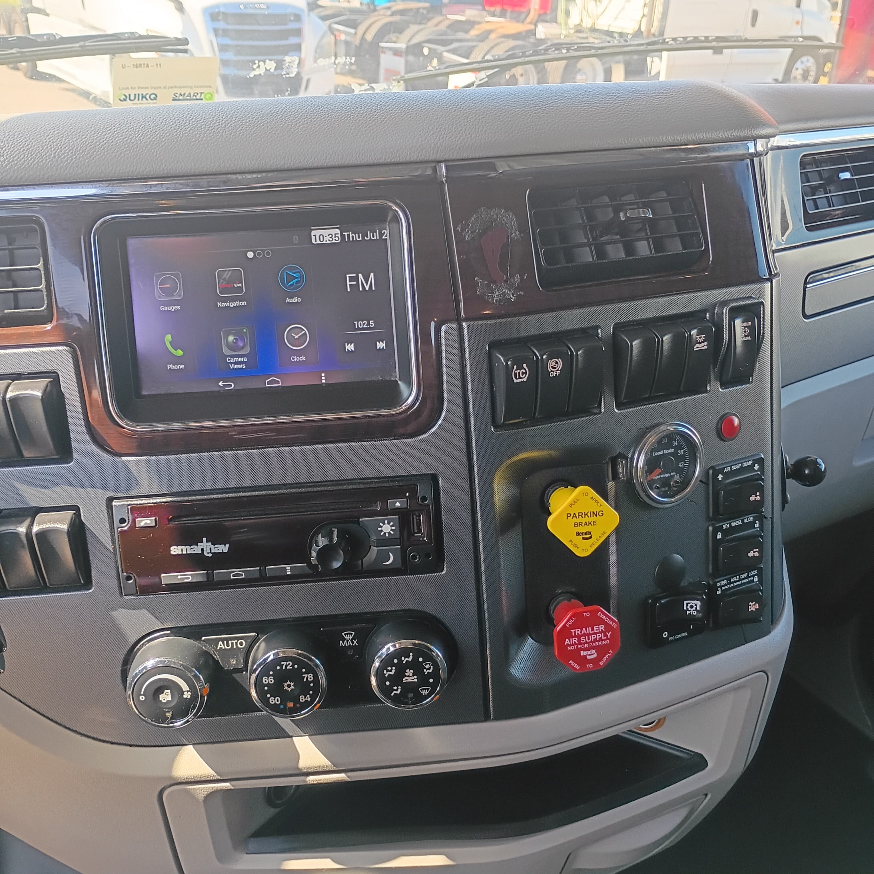 2019 Peterbilt 579 Sleeper interior dashboard and infotainment