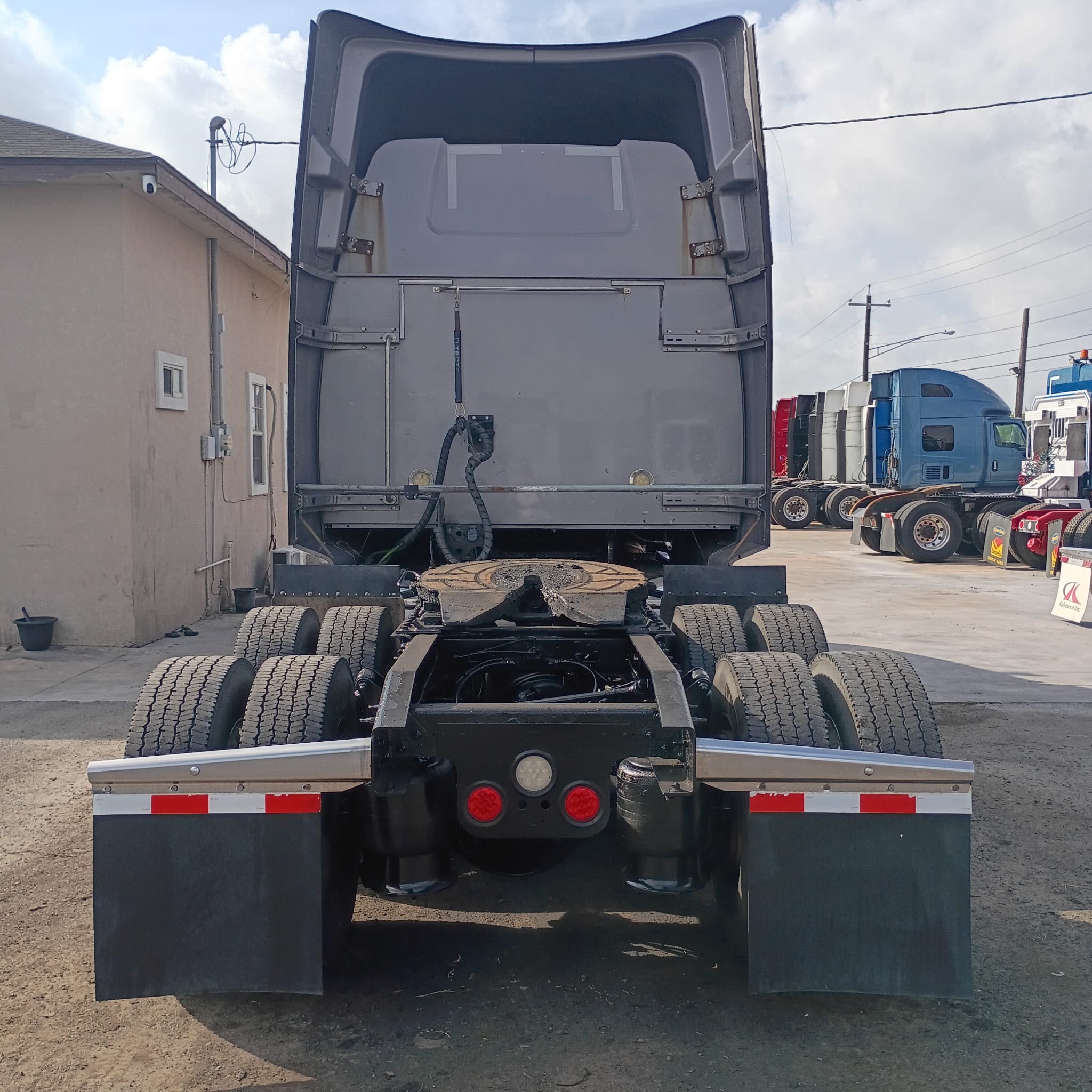 2017 Western Star Sleeper rear view with fifth wheel