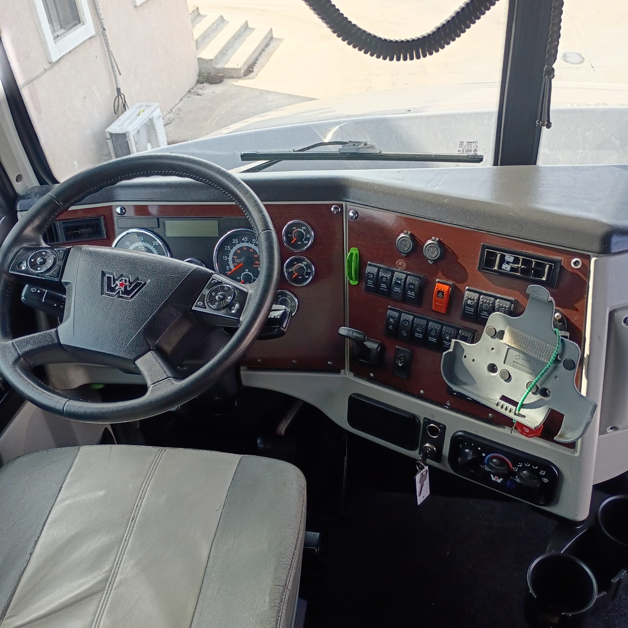 2017 Western Star Sleeper dashboard and gauge cluster